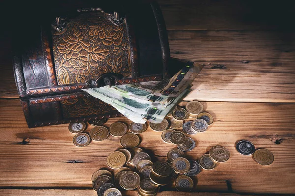 Bozuk Paralar Para Masadaki Eski Kutunun Üzerinde — Stok fotoğraf