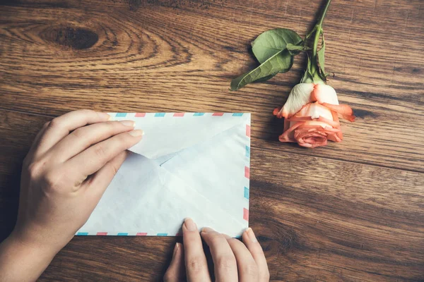 Mujer Mano Carta Rosas Mesa — Foto de Stock