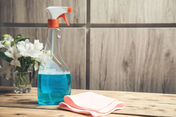 Reinigungsmittel Und Tuch Mit Blumen Auf Dem Tisch — Stockfoto