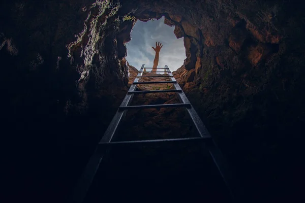 Karanlık Çukurda Merdivenler Aydınlık — Stok fotoğraf