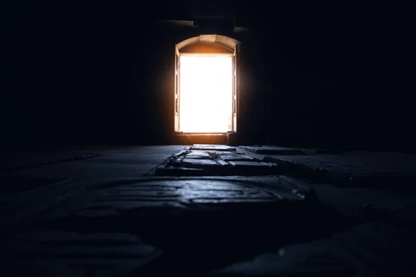 Ανοιχτή Σκοτεινή Πόρτα Της Εκκλησίας Και Φως — Φωτογραφία Αρχείου