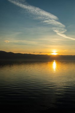 Güzel gündoğumu arka planında göl