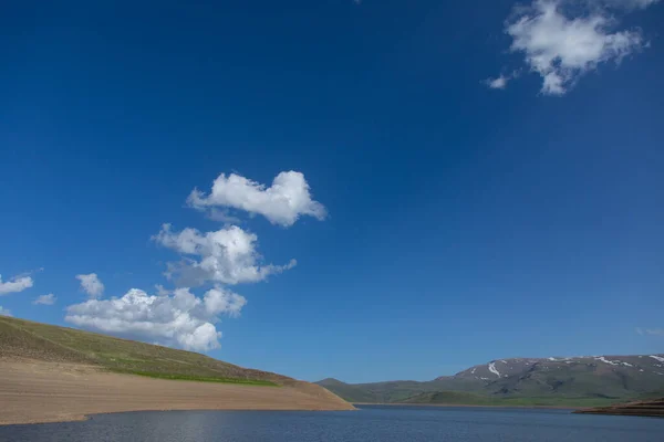 Zbiornik Spandaryan Armenii Pod Abstrakcyjnym Niebem — Zdjęcie stockowe