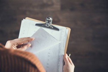 Karanlık arka planda el ele tutuşma belgesi