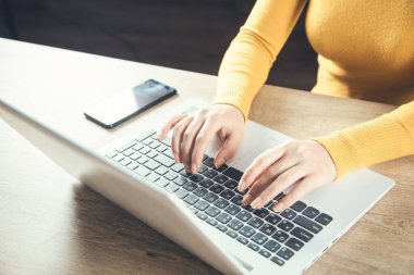 Ofis masasında çalışan kadın.