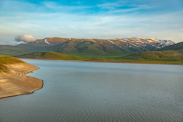 Jezioro Zielone Góry Pod Tle Nieba — Zdjęcie stockowe