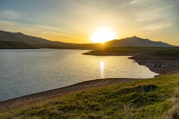 Lago Montanhas Verdes Pôr Sol — Fotografia de Stock