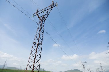 Gökyüzü zemininin altındaki dağda elektrik kulesi