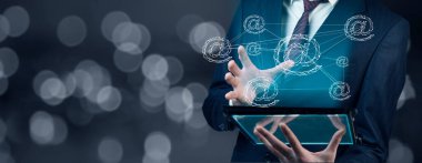 man hand @ mail imzası tablet ekranında