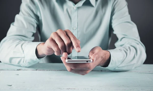 Man Hand Smart Telefon Bordet Bakgrund — Stockfoto