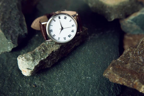 Man Horloge Stenen Achtergrond — Stockfoto