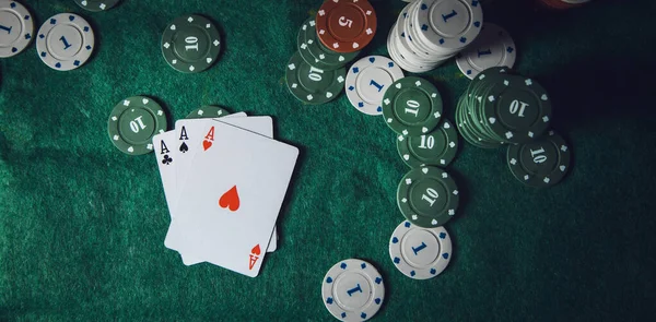 Poker Jogando Fichas Uma Mesa Verde — Fotografia de Stock