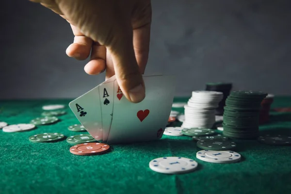 Cartas Mão Homem Jogando Poker Mesa Verde — Fotografia de Stock