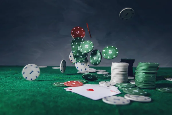 Póker Zseton Egy Zöld Asztalon — Stock Fotó