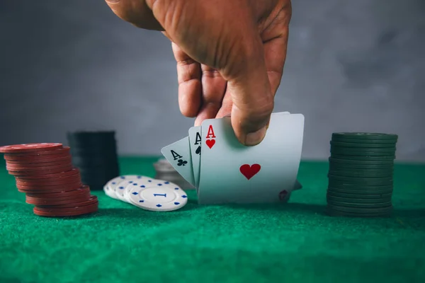 Férfi Kéz Kártyák Pókerezik Zöld Asztalon — Stock Fotó