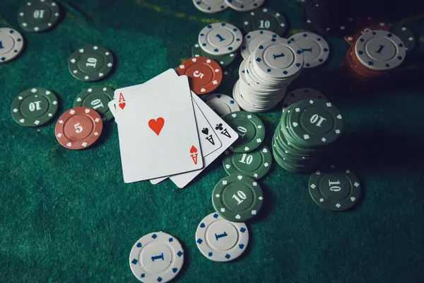 Póker Zseton Egy Zöld Asztalon — Stock Fotó