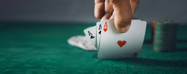 Cartas Mão Homem Jogando Poker Mesa Verde — Fotografia de Stock
