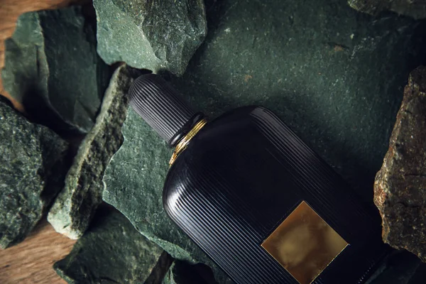 Perfume Preto Fundo Pedras Cor — Fotografia de Stock