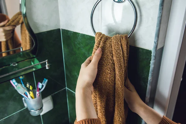 Kobieta Suche Ręce Ręcznikiem Łazience — Zdjęcie stockowe