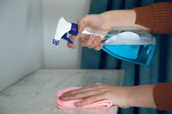 Kobieta Płyn Mycia Rąk Tkaniny Stole — Zdjęcie stockowe