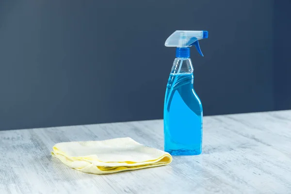 Reinigungsflüssigkeit Und Tuch Auf Dem Tischhintergrund — Stockfoto