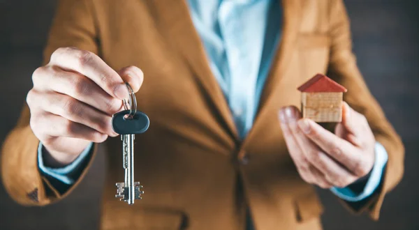 Man Hand Key Model Domu Ciemnym Tle — Zdjęcie stockowe
