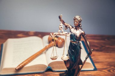 Kitaptaki yargıç ve masadaki adalet kadını.