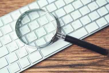 Masadaki bilgisayar klavyesinde büyüteç