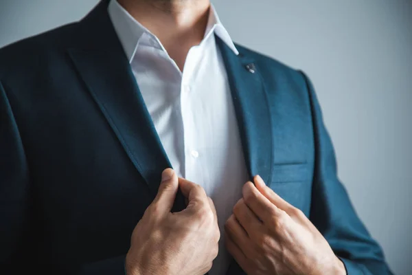 Geschäftsmann Hand Hand Anzug Auf Grauem Hintergrund — Stockfoto