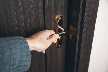 Kapı kolundaki adam. 