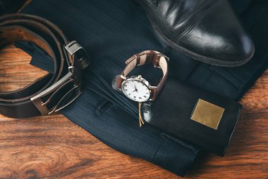 Masadaki adam farklı aksesuarlar.