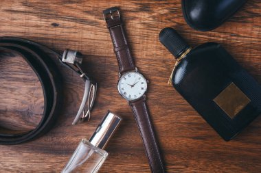 Masadaki adam farklı aksesuarlar.