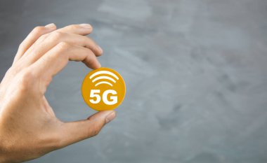 Adam el 5G kablosuz interneti masada.