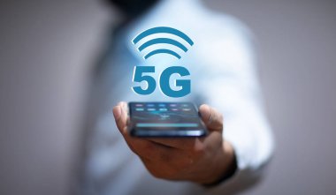 Erkek cep telefonu ve 5G kablosuz ağ ekranda.