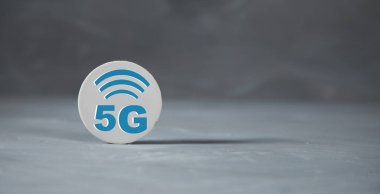 Gri arkaplandaki masada 5G Wi-Fi işareti