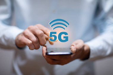 Erkek cep telefonu ve 5G kablosuz ağ ekranda.