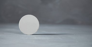 Gri masada beyaz taş tepsi