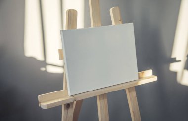 Odanın arka planındaki tuval.