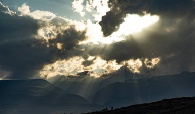 Dağların manzarasında soyut bir günbatımı.