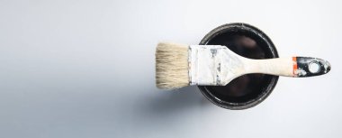 Beyaz masadaki boyayı fırçala.