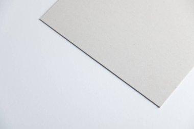 beyaz masa arkaplanındaki karton