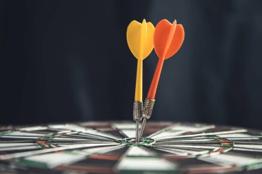 Oklar hedefi dart tahtasında vuruyor.