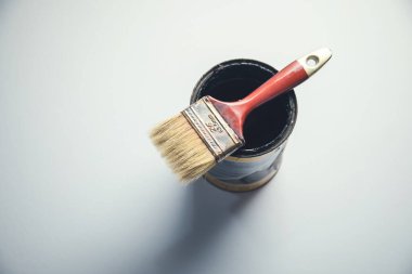 Masadaki siyah boyayı fırçala.