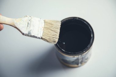 Beyaz arka plandaki boya kabını fırçala