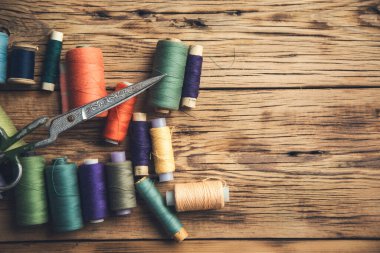 Ahşap masada renkli iplik ve makas