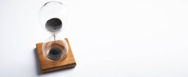 Beyaz masa arkaplanındaki kum saati