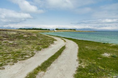 Göl altında göl olan manzara yolu