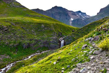 Yeşil dağ arka planında su dolu