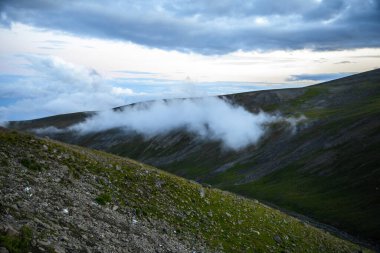 Sisli vadi arka planındaki dağ manzarası