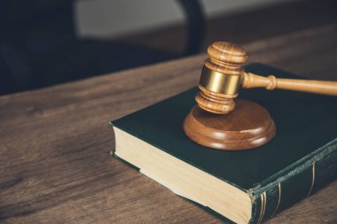 Tahta hakimler bir hukuk kitabının üzerinde yalan söylüyor.